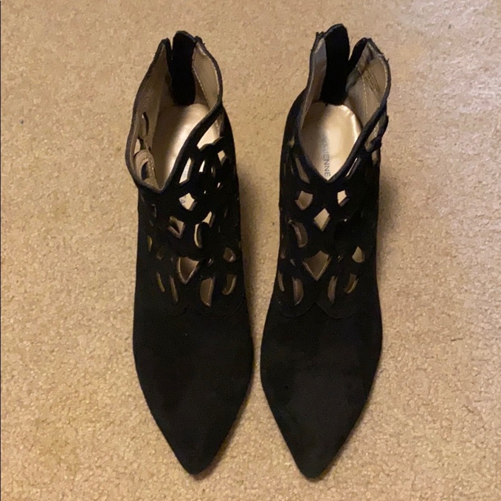 Adrienne vittadini cut out ankle bootie - Picture 2 of 4